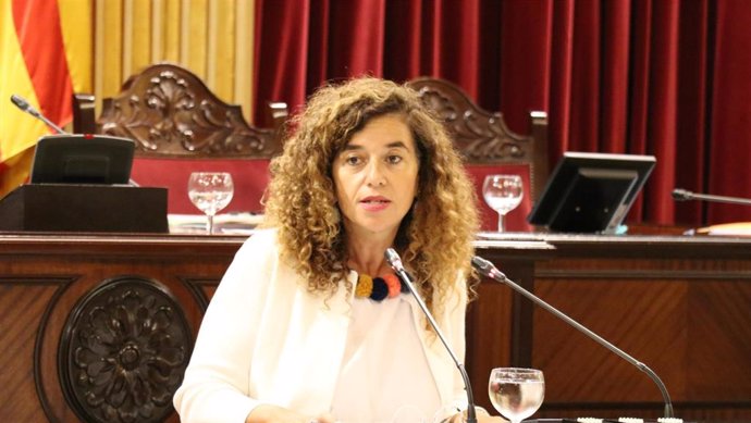 La portavoz del Govern, Pilar Costa, durante una intervención en el primer pleno de la legislatura.