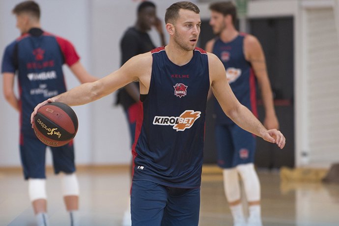 Nik Stauskas entrenando con el Baskonia