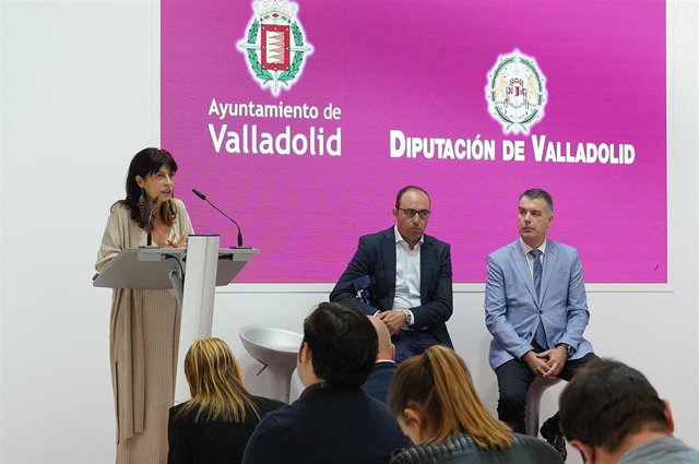 Ana Redondo, a la izquierda, durante la presentación del expositor del Ayuntamiento y la Diputación en la Feria de Muestras de Valladolid.