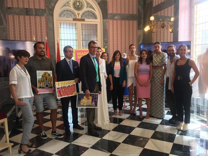 El alcalde y los ediles Rebeca Pérez y Jesús Pacheco junto a artistas murcianos y los diseñadores participantes en la cuarta edición de Made in Murcia