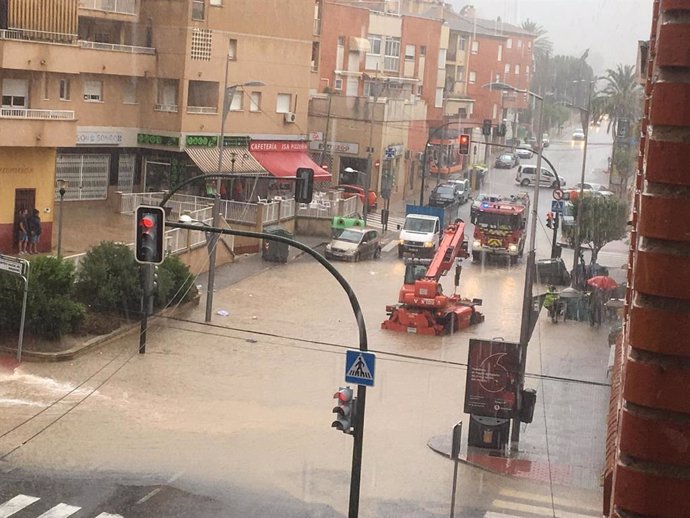 Calles anegadas por las lluvias en Murcia.