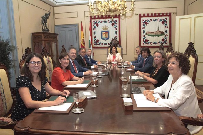 Presidiendo la mesa, la presidenta del Gobierno de La Rioja, Concha ndreu, junto a los nueve consejeros del nuevo Ejecutivo de la comunidad, durante la primera reunión.