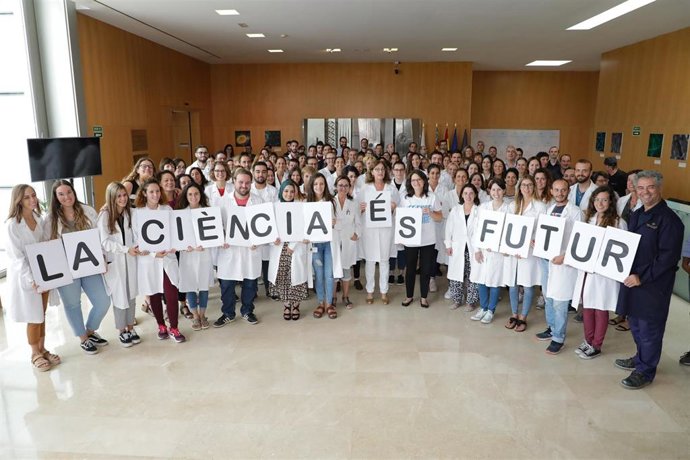 La vicepresidenta y consellera de Igualdad y Políticas Inclusivas, Mónica Oltra, junto a personal del Centro de Investigación Príncipe Felipe