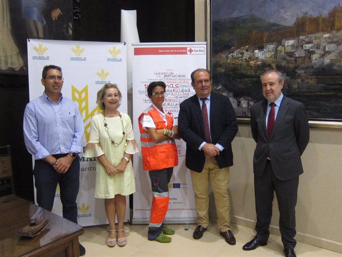 Miembros de Cruz Roja y Caja Rural de Extremadura en la presentación del balance de un programa de empleo