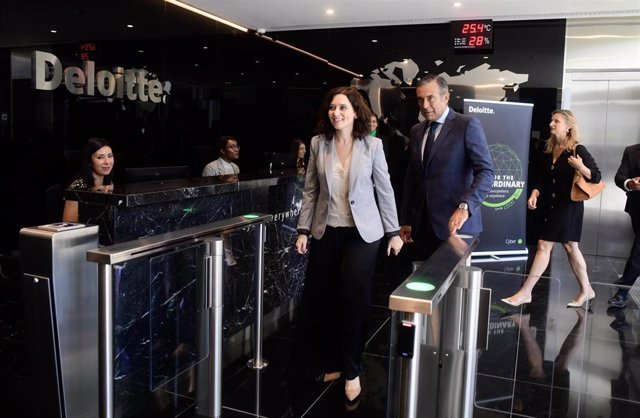 Isabel Díaz Ayuso en la inauguración del centro de especialistas en ciberseguridad de Deloitte en Madrid
