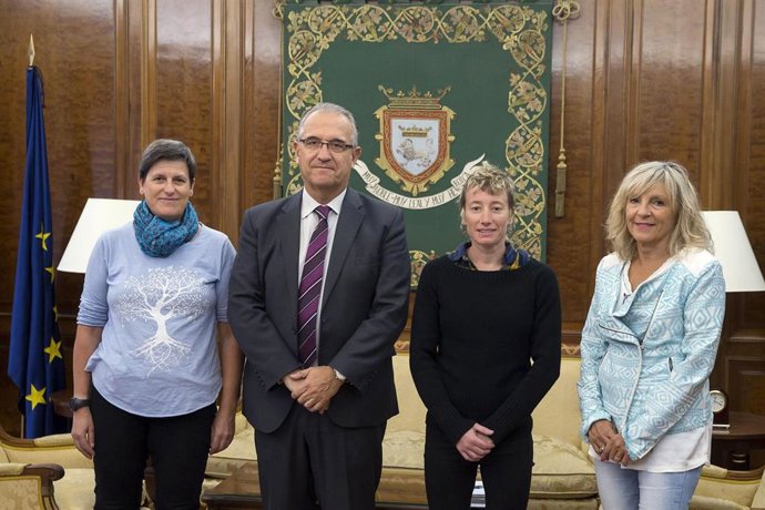El alcalde de Pamplona, Enrique Maya, ha recibido a las representantes de la Asociación de Mujeres Pelotaris.
