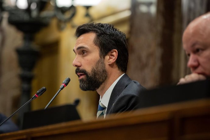 El presidente del Parlamento de Cataluña, Roger Torrent, interviene en una sesión plenaria.