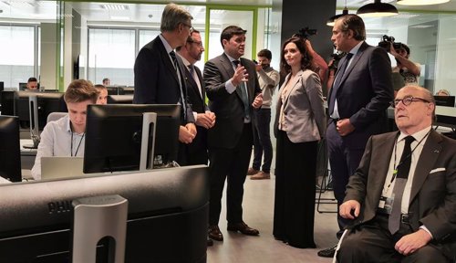 La presidenta de la Comunidad de Madrid, Isabel Díaz Ayuso, visitando el centro de ciberseguridad de Deloitte en Madrid.