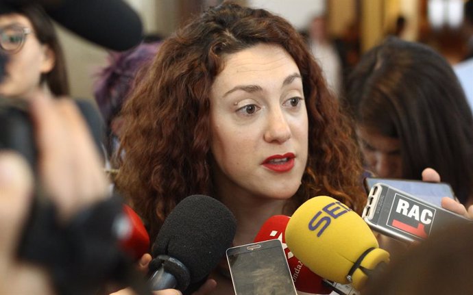 La diputada d'En Comú Podem, Aina Vidal, ofereix declaracions als mitjans de comunicació abans de la Junta de Portaveu del Congrés dels Diputats