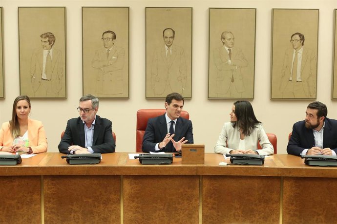 Los diputados del Grupo Parlamentario Ciudadanos (I-D) Melisa Rodríguez, José Manuel Villegas, Albert Rivera, Inés Arrimadas y Miguel Gutiérrez durante una reunión de la formación naranja en el Congreso de los Diputados.