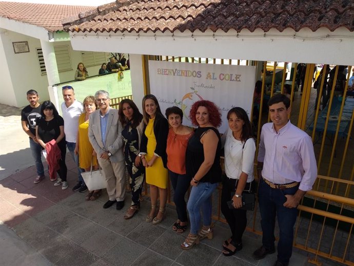 Las delegadas de la Junta y de Educación, Bella Verano y Estela Villalba, visitan el colegio Ardesa de Fuenteheridos.