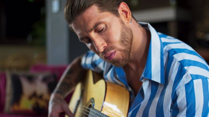 Sergio Ramos tocando la guitarra durante su docuserie 'El Corazón de Ramos'