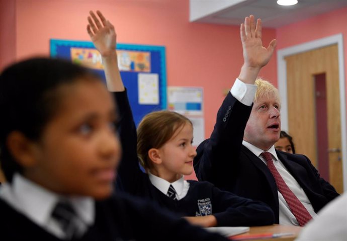 Boris Johnson en una escuela