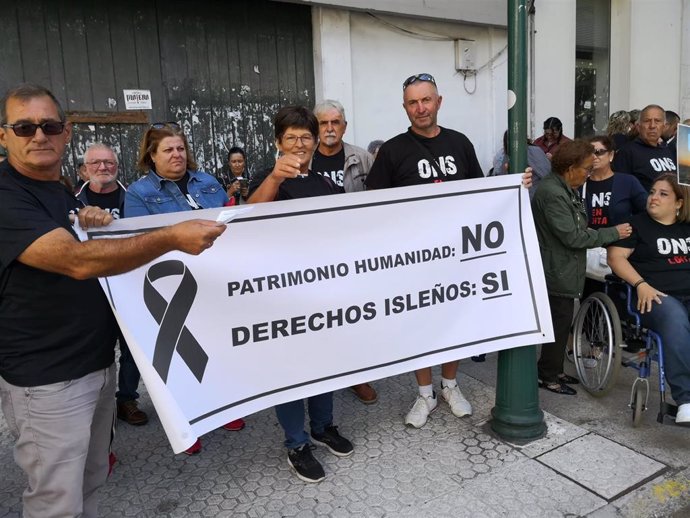 Vecinos de la isla de Ons protestan ante el Parlamento de Galicia