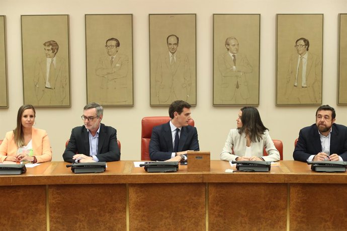 Els diputats del Grup Parlamentari Ciudadanos (I-D) Melisa Rodríguez, José Manuel Villegas, Albert Rivera,  Inés Arrimadas i Miguel Gutiérrez durant una reunió al Congrés dels Diputats.