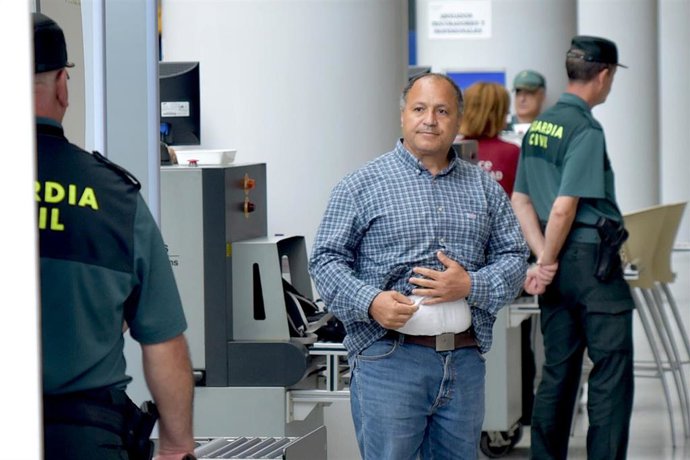 Stylianos Messinezis ,la expareja sentimental de la expresa de ETA, Sara Majarena, a su salida de los juzgados de Valencia tras una de las sesiones del juicio en el que se le acusa de acuchillar presuntamente a la hija de ambos, en Valencia (España), a 