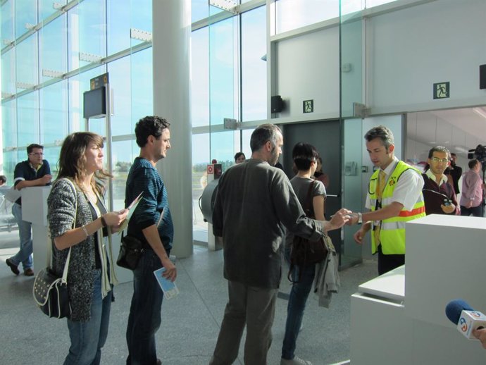 Pasajeros embarcan en el aeropuerto de Lavacolla