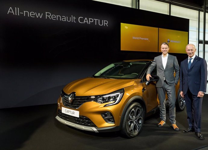 El responsable de Diseño de Renault, Laurens van den Acker (izquierda), y el director general de la compañía, Thierry Bolloré (derecha), presentan el nuevo Captur en el Salón del Automóvil de Frankfurt (Alemania)