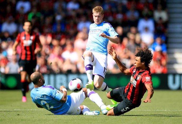 25 August 2019, England, Bournemouth: Bournemouth's Nathan Ake (R) battles for the ball with Manchester City's Kyle Walker (L) and Kevin De Bruyne during the English Premier League soccer match between A.F.C. Bournemouth and Manchester City at the Vital