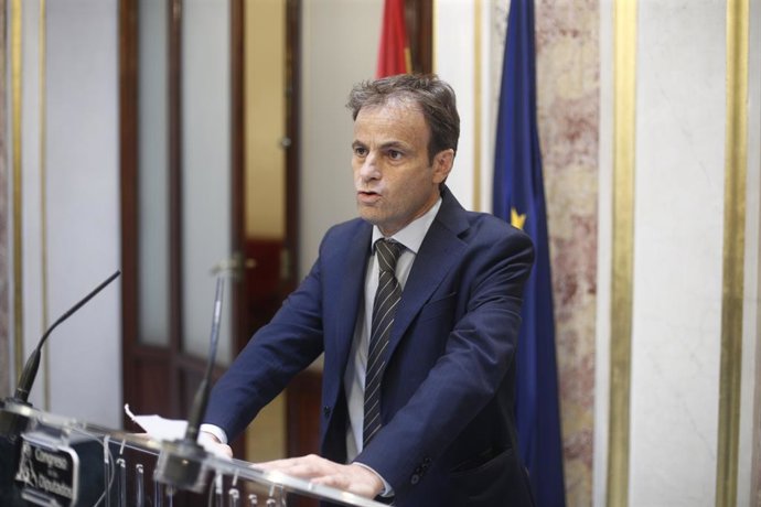 El portavoz de En Comú Podem en el Congreso, Jaume Asens, en rueda de prensa tras la segunda votación para la investidura del candidato socialista a la Presidencia del Gobierno, la cual ha resultado fallida.