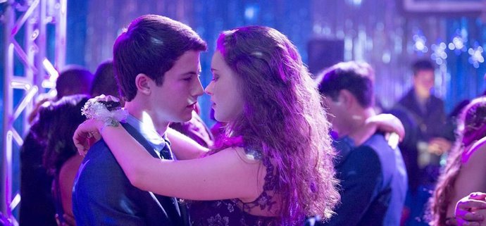    Por 13 Razones es ya por mérito propio una de las series revelación de Netflix. El drama 'teen' protagonizado por Katherine Langford y Dylan Minnette  sobre el suicidio de una joven víctima del abuso escolar y las relaciones tóxicas ha sido un gran é
