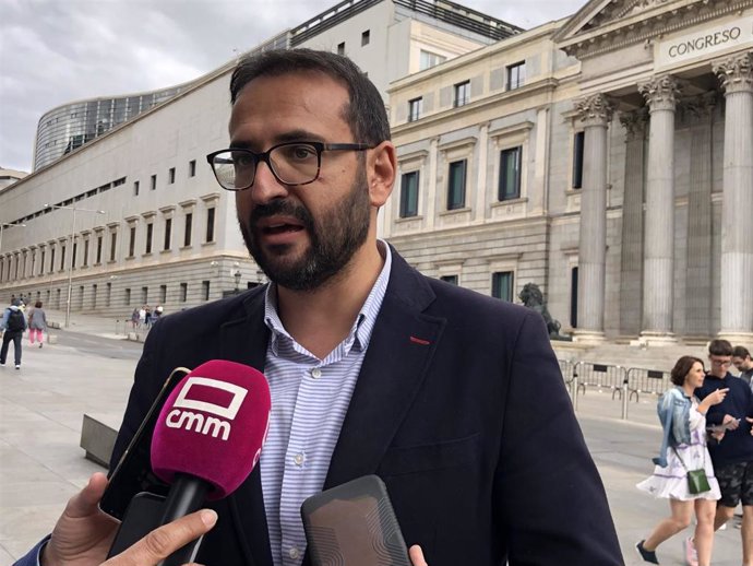 El secretario de Organización del PSOE de C-LM, Sergio Gutiérrez, en declaraciones a los medios frente al Congreso de los Diputados