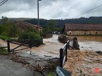 La lluvia desborda el río Saja a su paso por Sopeña y Mazcuerras