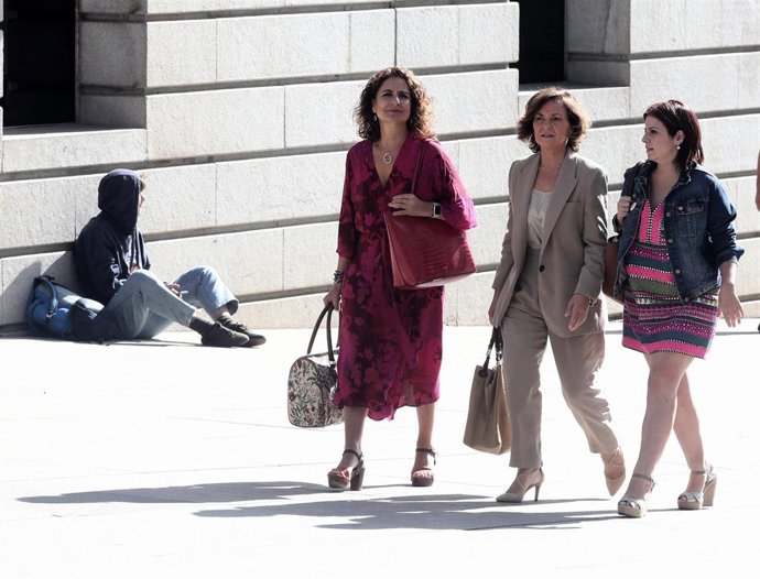 El equipo negociador del PSOE formado por (I-D) la ministra de Hacienda en funciones, María Jesús Montero, la vicepresidenta del Gobierno en funciones, Carmen Calvo; y  la portavoz parlamentaria del Partido Socialista, Adriana Lastra;  se dirige al Cong