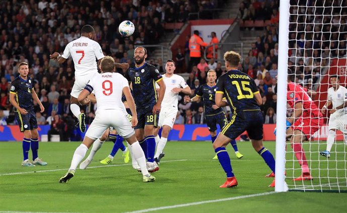 10 September 2019, England, Southampton: England's Raheem Sterling (2nd L) scores his side's first goal during the UEFAEURO 2020 qualifiers Group A soccer match between England and Kosovo at St Mary's Stadium. Photo: Adam Davy/PA Wire/dpa