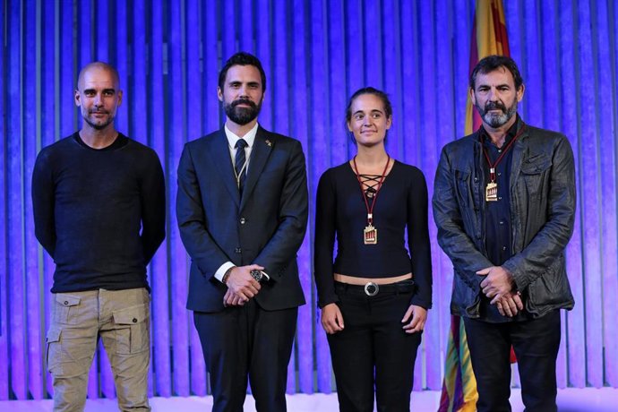 El presidente del Parlament, Roger Torrent, entrega la Medalla d'Honor a la capitana del Sea Watch 3 Carola Rackete y al fundador de Proactiva Open Arms Óscar Camps, con la glosa de Josep Guardiola,