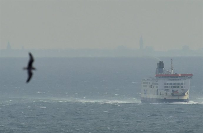 Un ferry en el Canal de la Mancha con la costa francesa al fondo