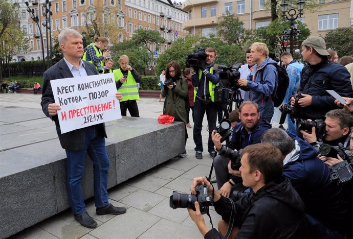 El dirigente opositor ruso Sergei Mitrojin durante una protesta en Moscú