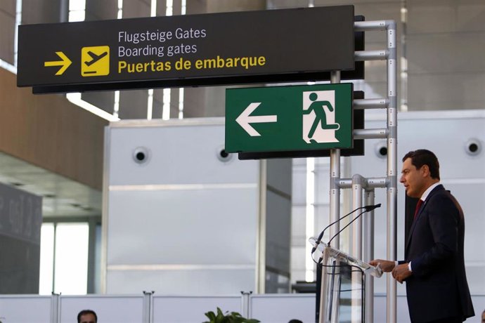 El presidente de la Junta de Andalucía, Juanma Moreno, durante su intervención en el acto del centenario del Aeropuerto Málaga-Costa del Sol.