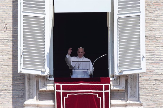 El Papa asomado al balcón del Palacio Apostólico de la Plaza de San Pedro del Vaticano.