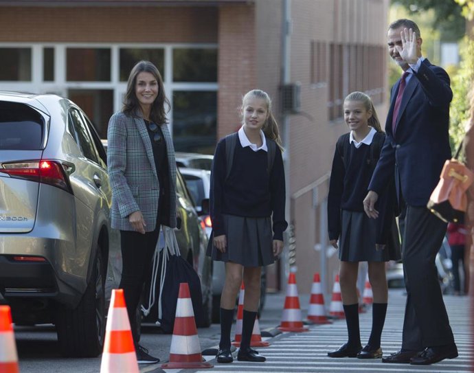 Los Reyes llevan a sus hijas al colegio