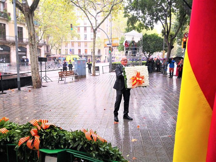 Ofrena personal del regidor del grup del PP a Barcelona Josep Bou davant el monument a Rafael de Casanova en la Diada