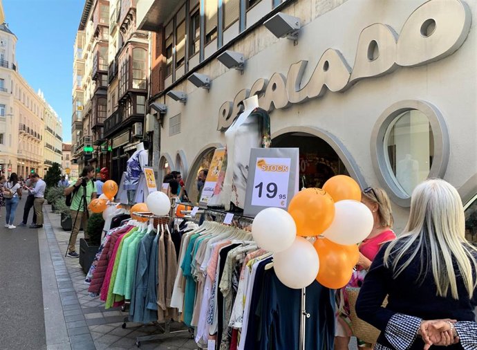 La calle Regalado saca a la calle su stock con descuentos y amenización musical, una estrategia para potenciar el comercio local y liquidar los productos de verano.