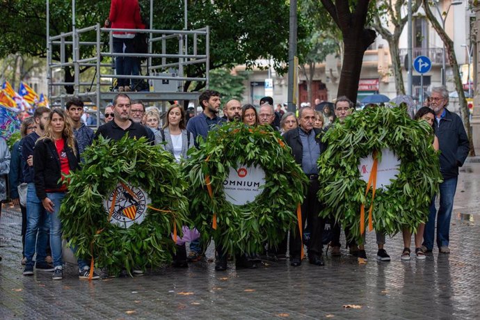 Ofrenda de Obra Cultural Balear, mnium Cultural y Acció Cultural del País Valenci por la Diada: Marcel Mauri y Eliseu Climent