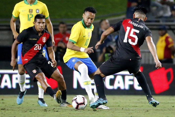 Neymar  intenta deshacerse de Carlos Zambrano durante el amistoso entre Brasil y Perú