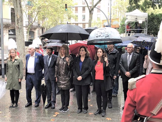 Ofrenda del Ayuntamiento de Barcelona por la Diada: Elsa Artadi, Ernest Maragall, Albert Batlle, Laia Bonet, Ada Colau, Laura Pérez, Josep Bou