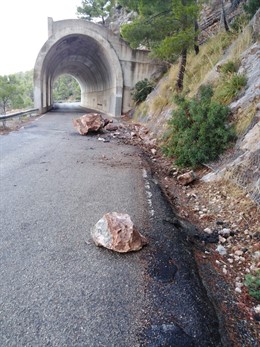 Desprendimientos de piedras en la carretera que cruza la Serra de la Tramuntana.
