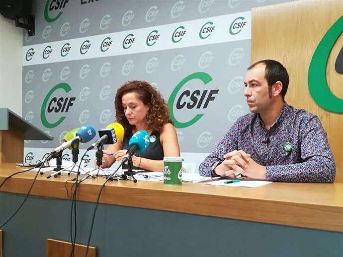 La presidenta de Educación de CSIF Extremadura,Mercedes Barrado, (a la izquierda) y el delegado sindical de CSIF Juan Manuel Dávila en rueda de prensa de CSIF con motivo del inicio del curso educativo en la región