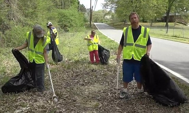 Esta ciudad de Estados Unidos paga 9,25 dólares la hora a personas sin hogar para recoger la basura