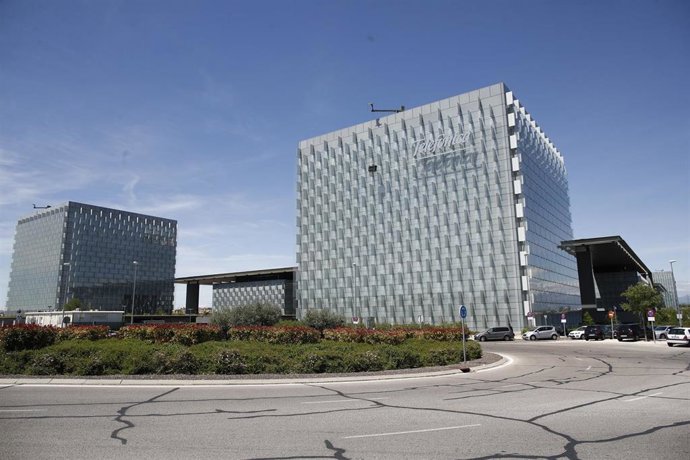 Vista exterior del edificio de la sede de Telefónica, situado en la Ronda de la Comunicación de Madrid.