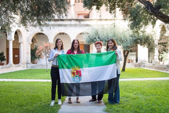 Gil Rosiña entrega la bandera de Extremadura a la participante de la región en e