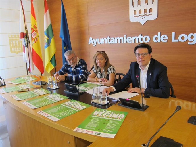El concejal de Participación Ciudadana, Kilian Cruz Dunne, la presidenta de la Federación de Asociaciones de Vecinos de La Rioja, María Ángeles Matute y el vicepresidente, Julián Herráiz, presentan la 30 edición del Día del Vecino