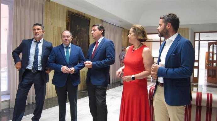José María Bellido y Lorenzo Amor con Blanca Torrent y representantes de ATA.