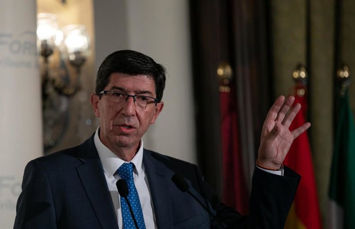 El vicepresidente de la Junta y consejero de Turismo, Regeneración, Justicia y Administración Local, Juan Marín, durante su intervención  en el desayuno informativo 'Fórum Europa'. 