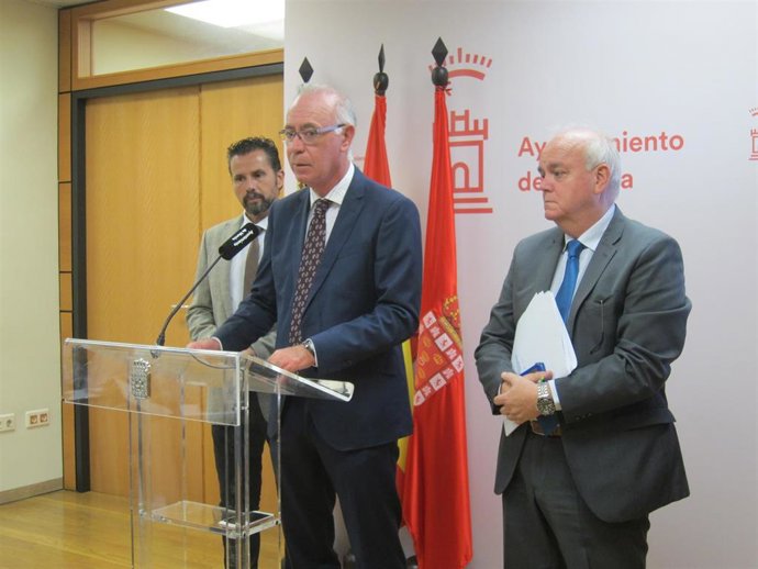 Navarro Corchón desgrana detalles del dispositivo de seguridad con motivo de fuertes lluvias previstas, acompañado por los ediles Mario Gómez y Eduardo Martínez-Oliva