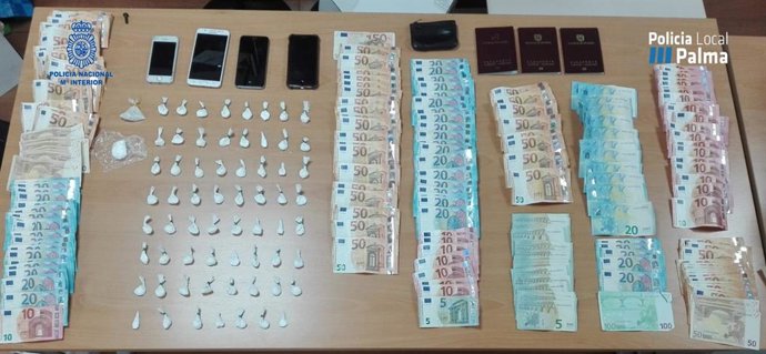 Material, droga y dinero en efectivo de los tres detenidos por delito contra la salud pública en el Polígono de Levante.
